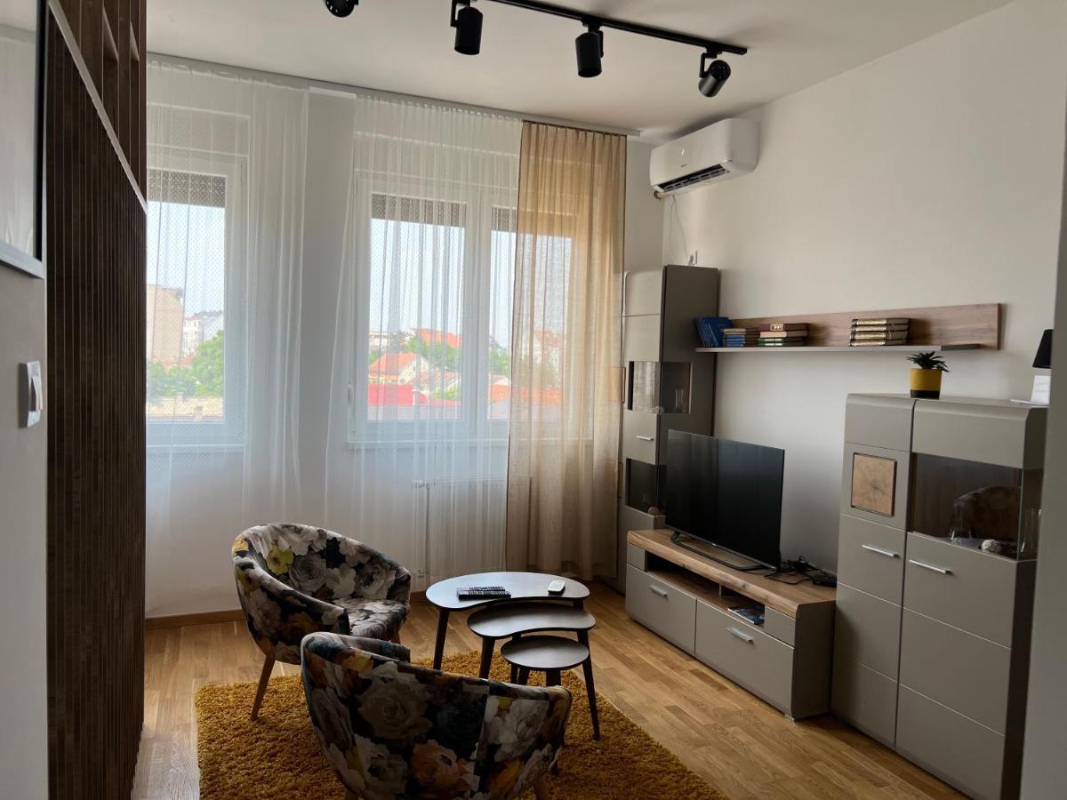 Apartment Charlie Private Parking Újvidék Kültér fotó