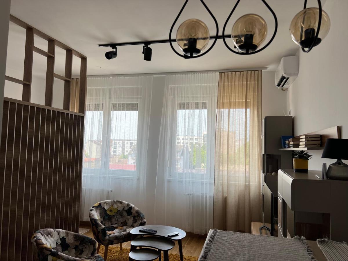 Apartment Charlie Private Parking Újvidék Kültér fotó